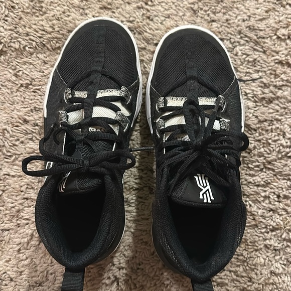 Youth basketball shoes - Picture 2 of 6